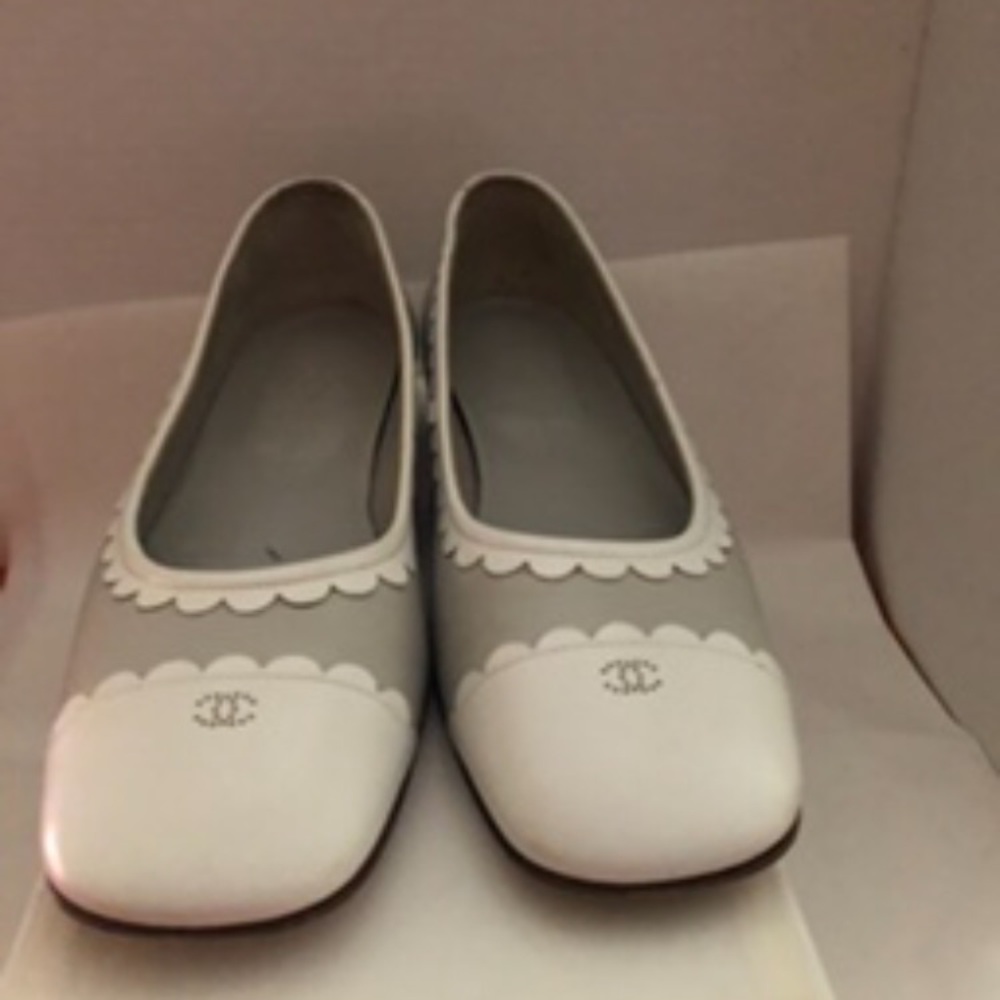 CHANEL Authentic Ballerina - Gray and White Flats Leather - Picture 3 of 9